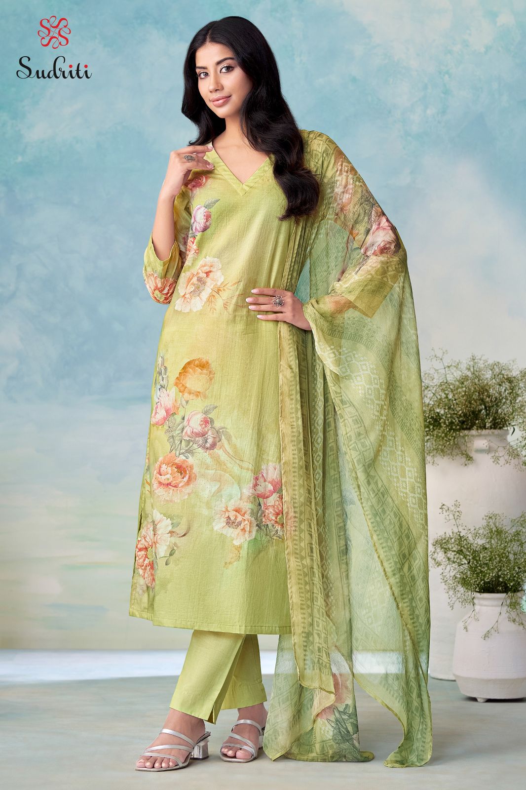 Sudriti zunaira ladies designer suit in Kanpur